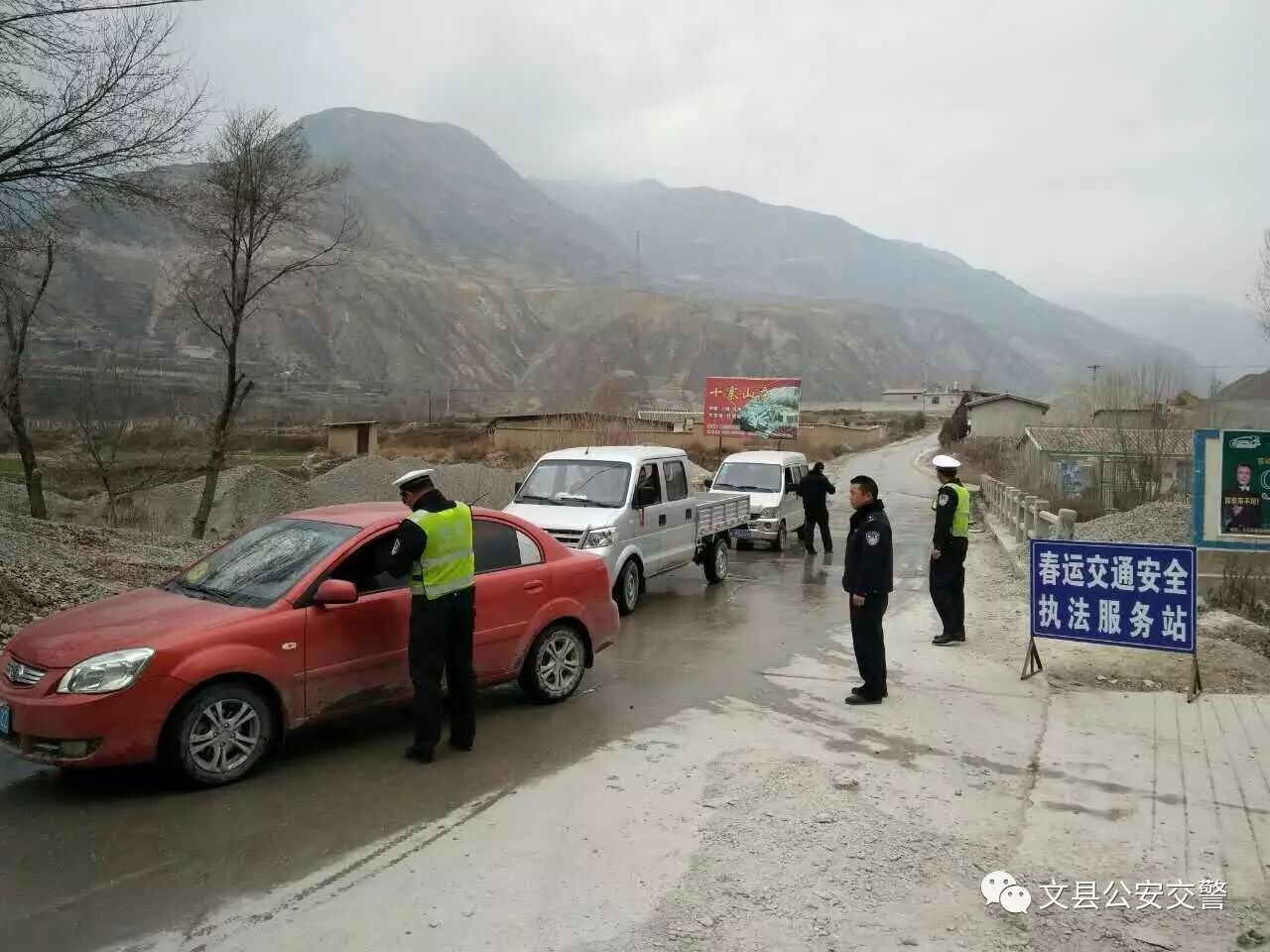 冰雪路行车时应注意什么?_雪地交警_雪天交警救援