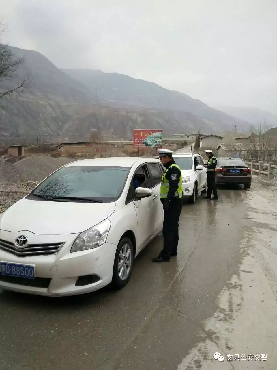 冰雪路行车时应注意什么? 交警提示：天气降温，高楼山顶冰雪道路行车注意安全！！