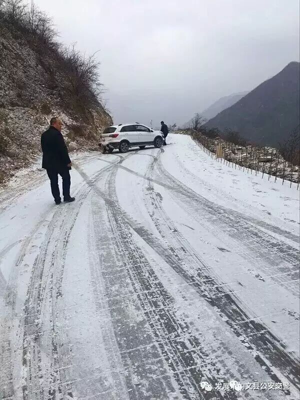 冰雪路行车时应注意什么?_雪天交警救援_雪地交警