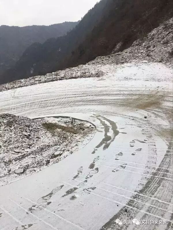雪天交警救援_雪地交警_冰雪路行车时应注意什么?