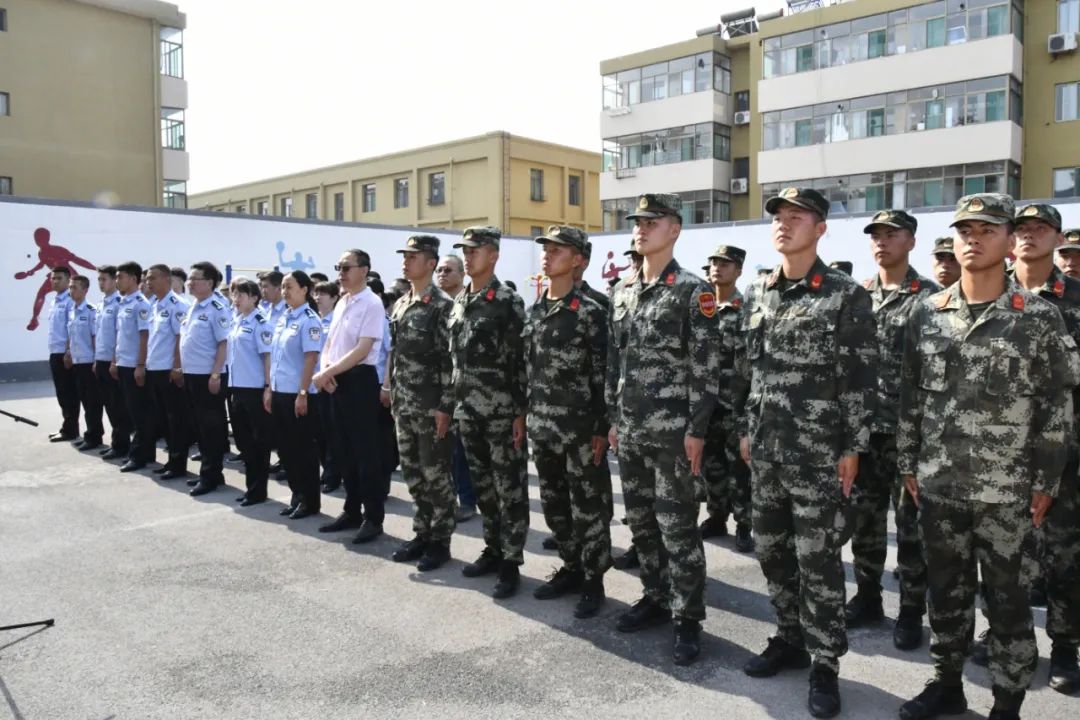 祁县县委宣传部领导,驻监武警及监狱民警职工参加了民警职工书画摄影