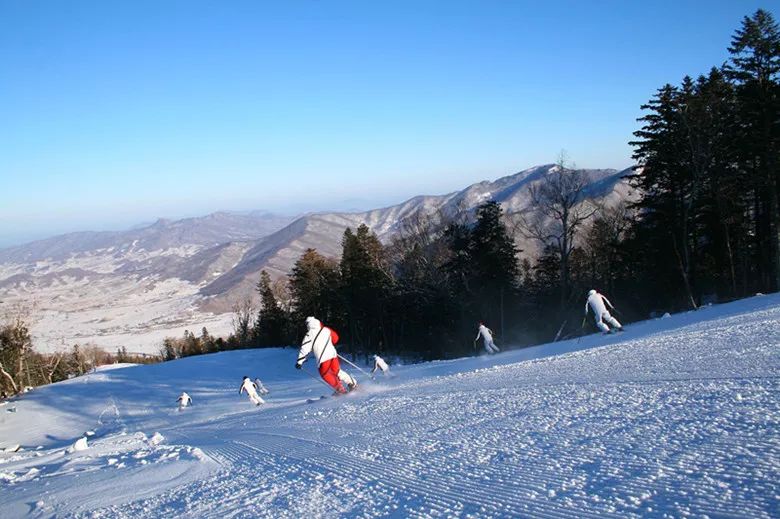 在滑雪的同时,天台山上的风景也非常值得一看,奇石,飞瀑等各种秀美