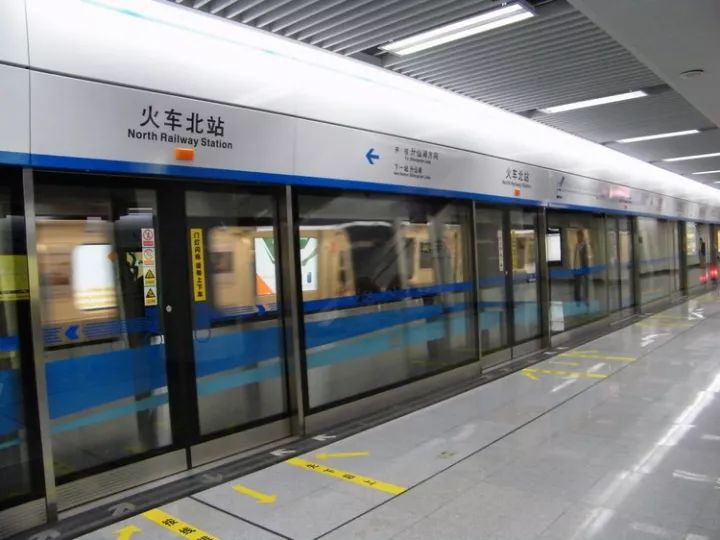 进站与换乘客流叠加需要,成都地铁运营立即组织相关人员对站台非必要