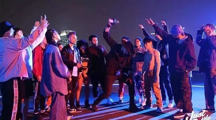 重庆人摊上大事了!幕后老大竟然是XXX!上演迈克尔杰克逊街舞、纹身涂鸦、嘻哈发型...