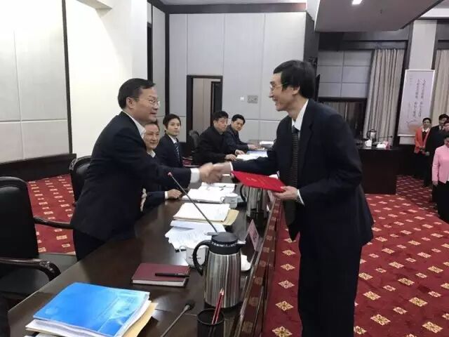 市委书记、市人大常委会主任胡忠雄为新任命的政府工作部门负责人颁发任命书