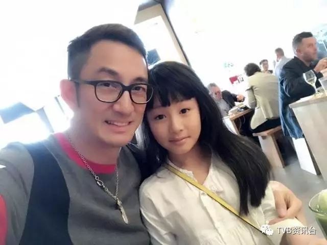 吴启华与小21岁嫩妻离婚3年,经常一起旅行给女儿完整的家,但仍深责:我不及格!