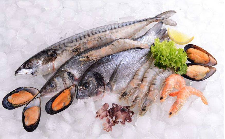 对于本身要是有“三高”等一些慢性疾病的人群，那就相对要减少肉类和肝脏血液的食用了。