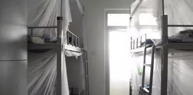 【南头中学】 宿舍不同大小的都是上下铺,四人间,六人间,以及八人间