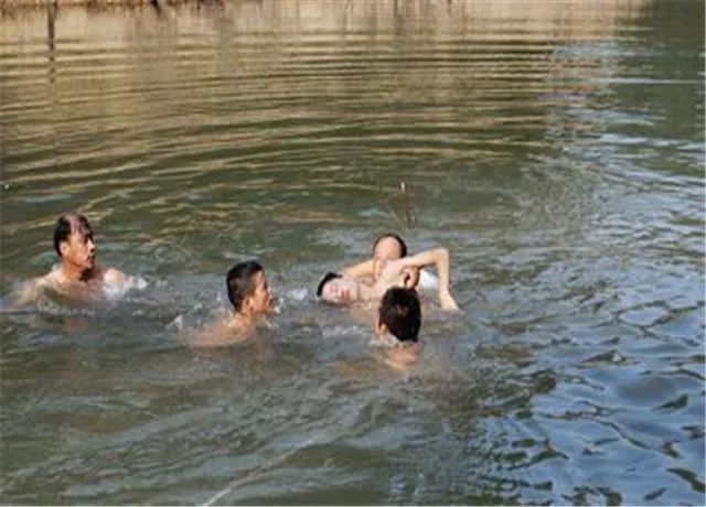 6月30日山东菏泽沙窝镇,5名少年为庆祝高考成功在黄河戏水,其中2人不