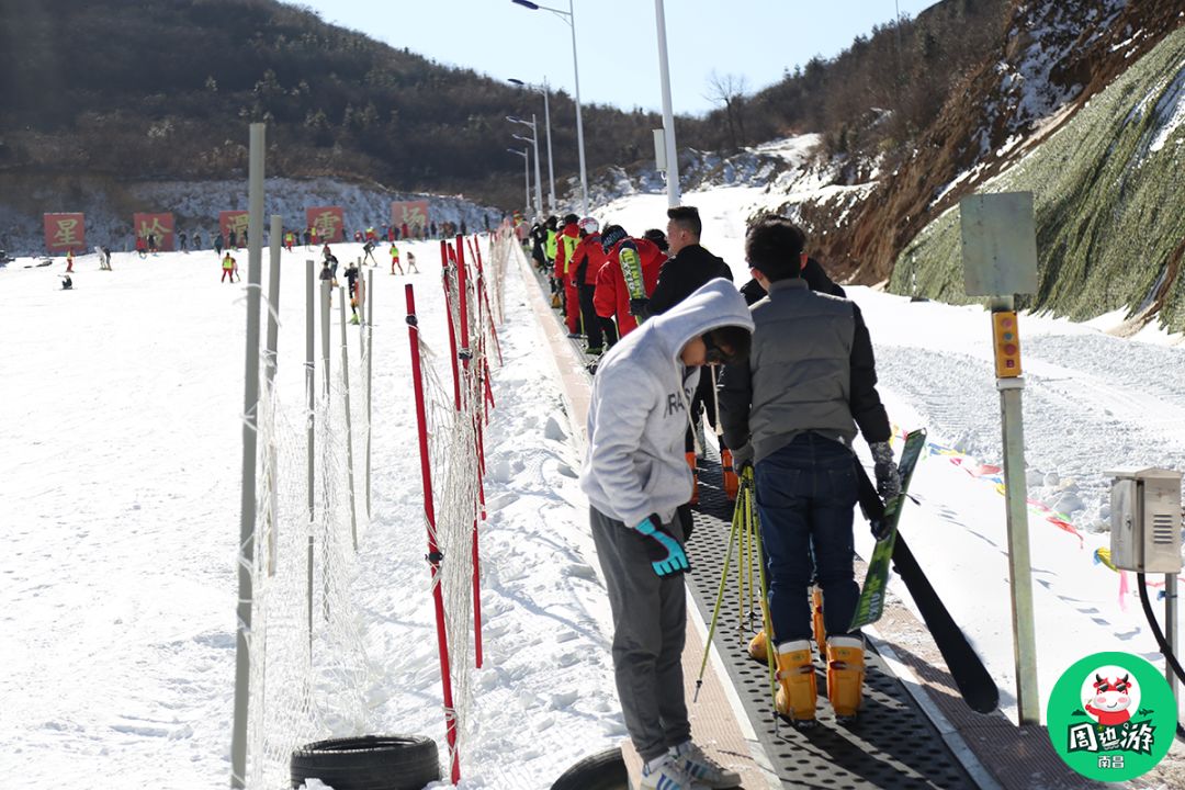 江西铜鼓七星岭野外滑雪场 是江西省首家野外高山滑雪场 七星岭海拔