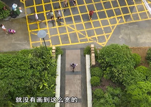 根据规格图显示,垃圾车回车场与居民楼是有一条15.