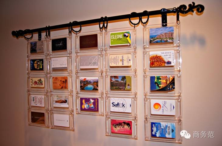 ▲集卡爱好者Kelly Elmore，还把自己旅行时收集的卡片裱了起来，因吹死听~