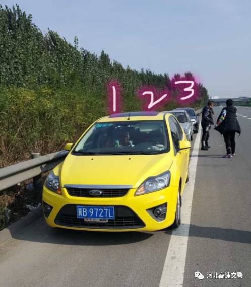 唐山：3辆车高速上排队违停！结果......
