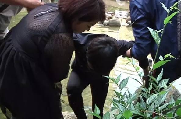 十岁女孩小区池塘里玩耍尖叫后猝死 水里有什么?