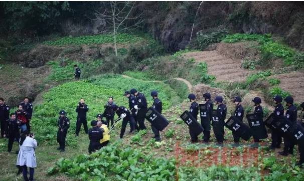 特警押解嫌疑人邓某华前往多个地点指认现场