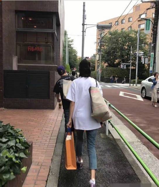 秦舒培给陈冠希生完孩子一点没胖?还有人怀孕八个月仍然有腹肌!