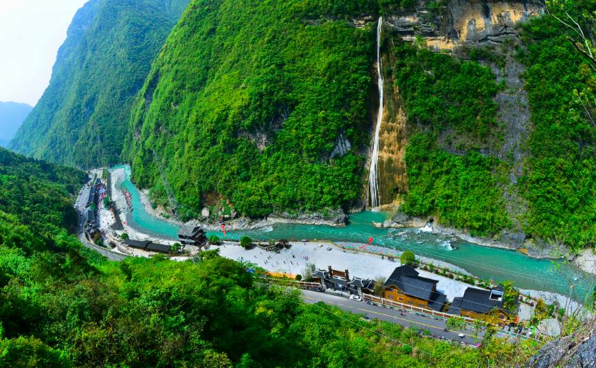 巴东旅游资源丰富,拥有长江三峡 "翡翠水道"神农溪,"香格里拉"女人谷