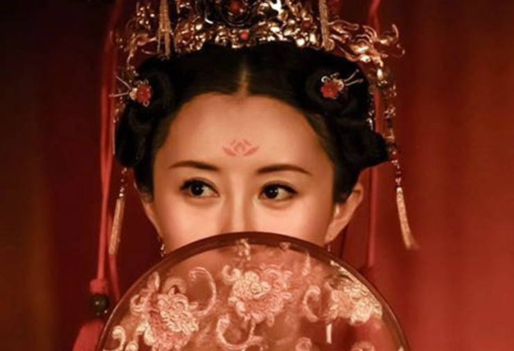 2, 牡丹簪花引领时尚潮流 想要美,头上得有一朵花儿,在古代,摘朵花儿