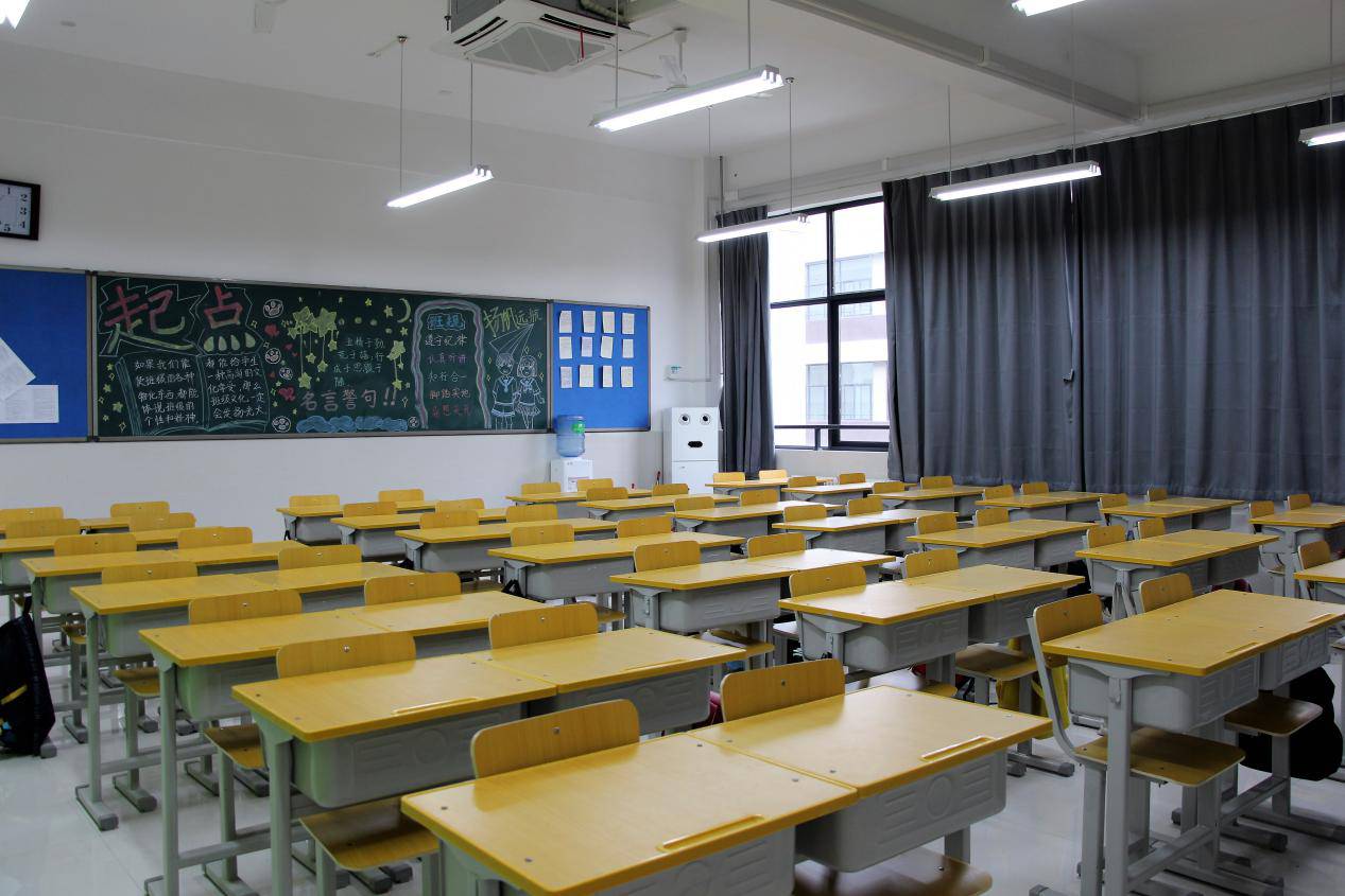 b教楼教师办公区紧邻学生教室,加强师生交流.