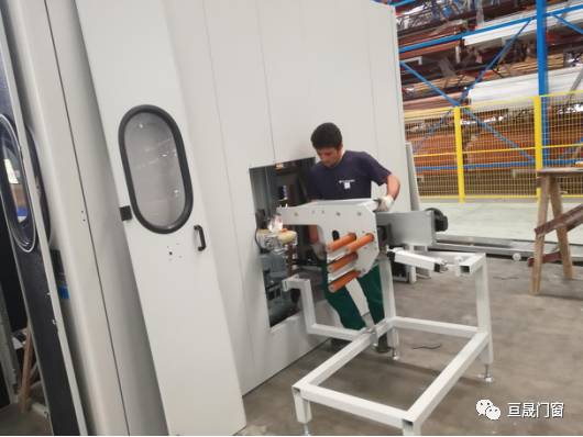 国内首条数字化锯切自动线落户长沙，亘晟门窗正式开启工业4.0时代