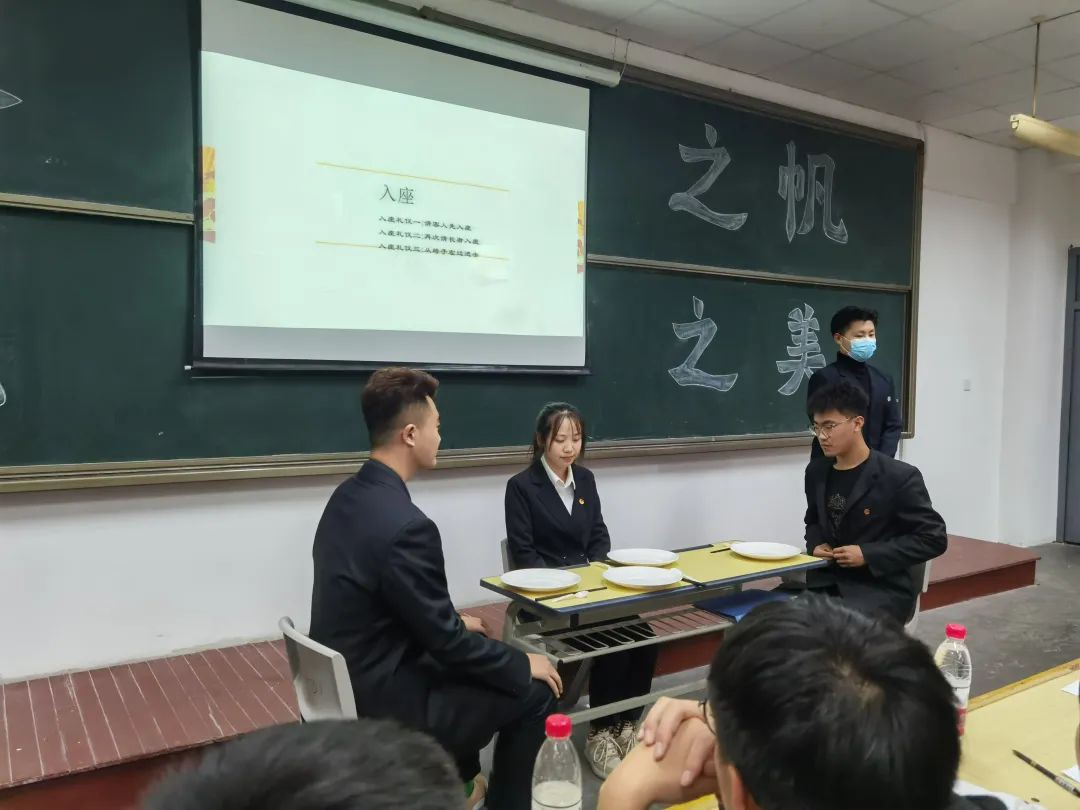 在评分统计环节中,工学院文体部的雷林涛同学为观众演唱歌曲《收敛》