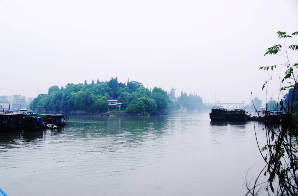 雨中瓜洲渡 雨中看瓜洲古渡口,如雾如幻.