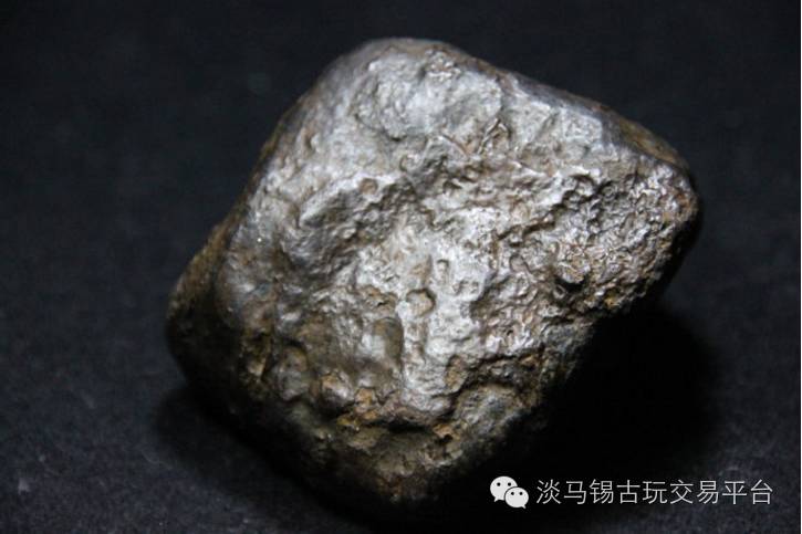 主要由铁纹石和镍纹石两种矿物组成,其次含有少量的石墨,陨磷铁镍矿