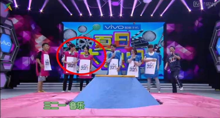 现在再看那时候俩人肩膀微微的轻