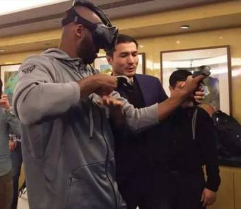 科比体验HTC VIVE全球首个无线VR头显