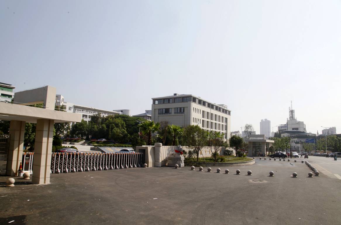 上饶市一中 "你看,一中的新校门多气派.