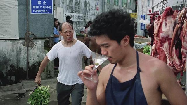 正如《国产凌凌漆》里,罗家英提着青菜,去接应国家级后备特工凌凌漆.