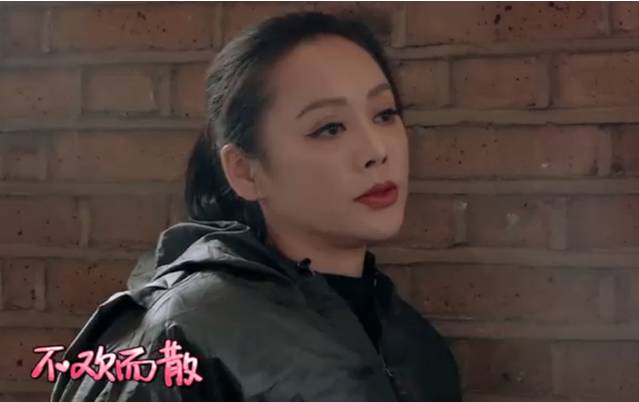她四十岁离婚,剃光头,勾搭小鲜肉,被全民痛骂,却活成了行走...