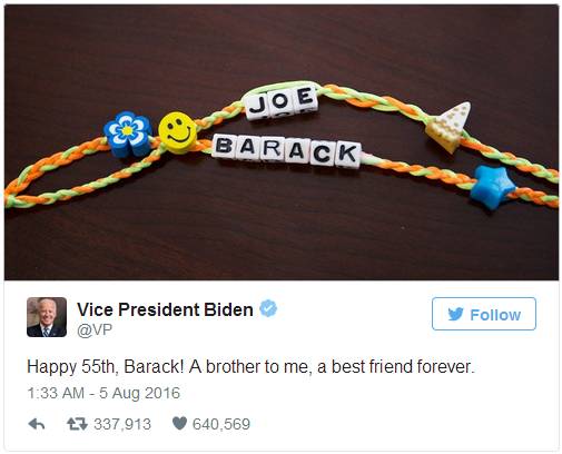 奥巴马给拜登发勋章 白宫