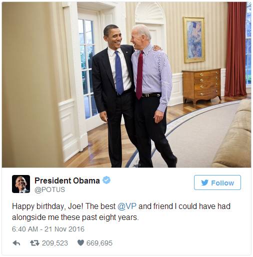 奥巴马给拜登发勋章 白宫