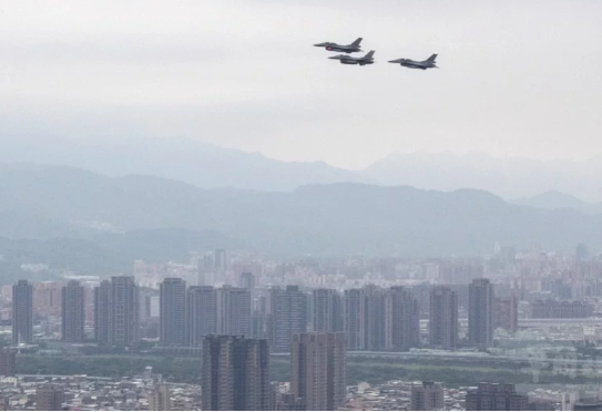 台北上空战机轰鸣，绿媒惊呼&quot;开战了?&quot;