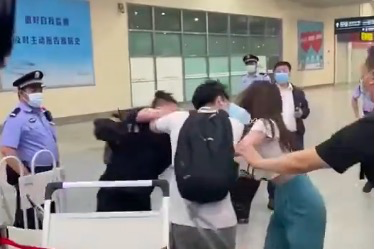 小酷日报|时代峰峻工作人员疑机场打人 公司发声道歉