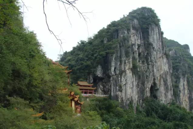 (宜州西竺寺)西竺寺(史称三门岩寺)位于宜州市北郊的婆岩山.