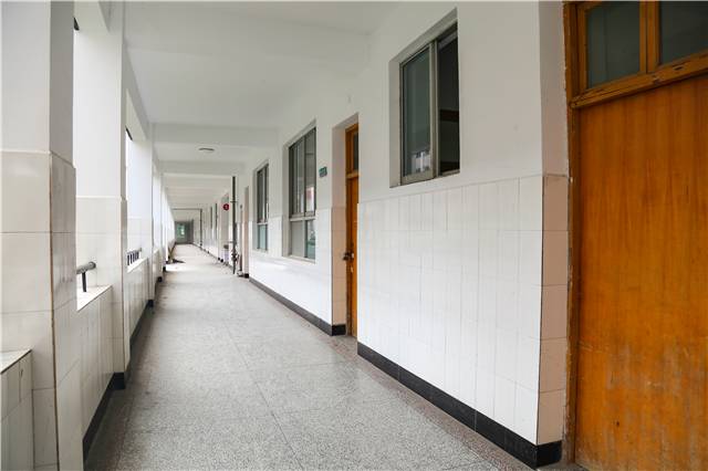 在走廊里追逐打闹的场景似乎还在眼前,迟到的话千万不要瞎晃悠,容易被