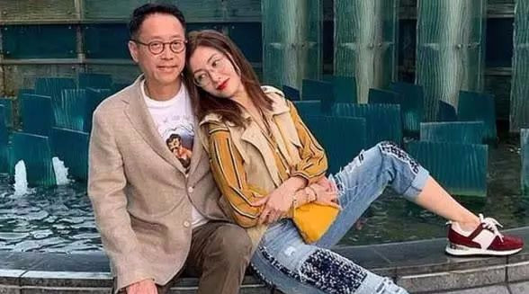 李嘉欣公开秀恩爱,婚礼10年她美貌仍旧,许晋亨却成为了小老头