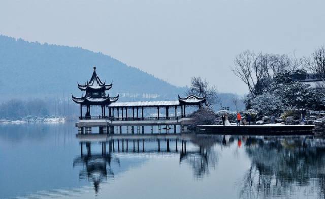 云龙湖位于江苏省徐州城区西南部,是徐州云龙湖风景区主要景点,原名"