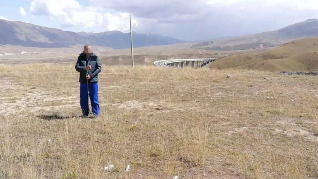 富商被埋尸国道旁，18年后挖出惊天大案