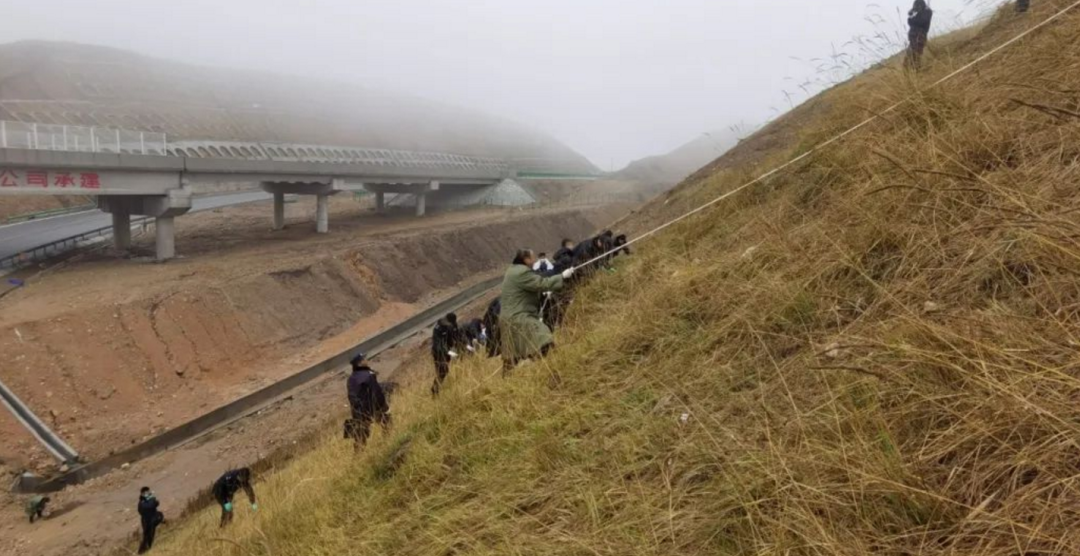 富商被埋尸国道旁，18年后挖出惊天大案