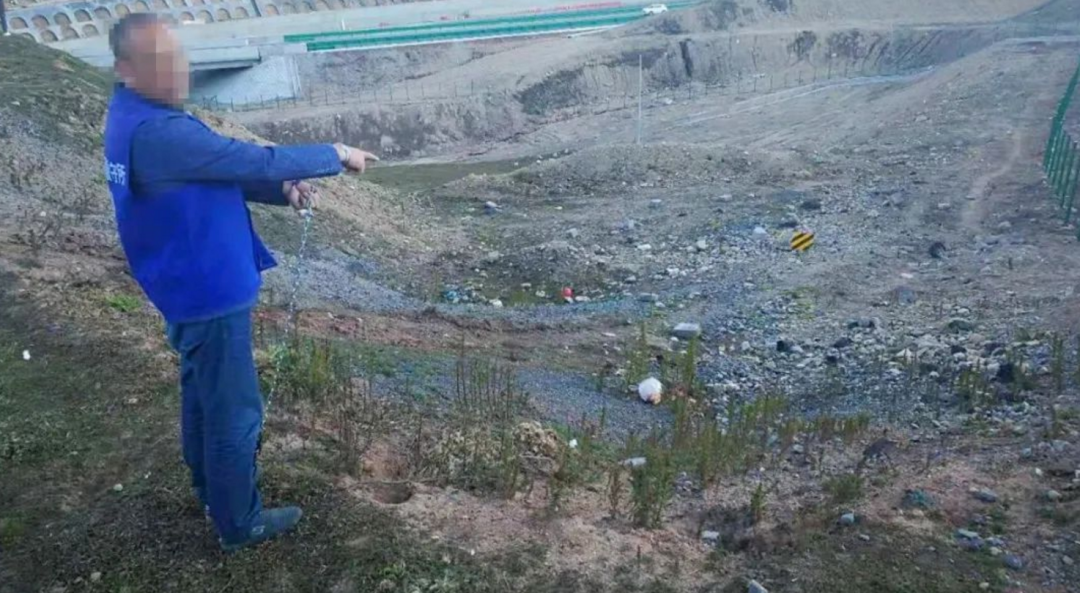 富商被埋尸国道旁，18年后挖出惊天大案