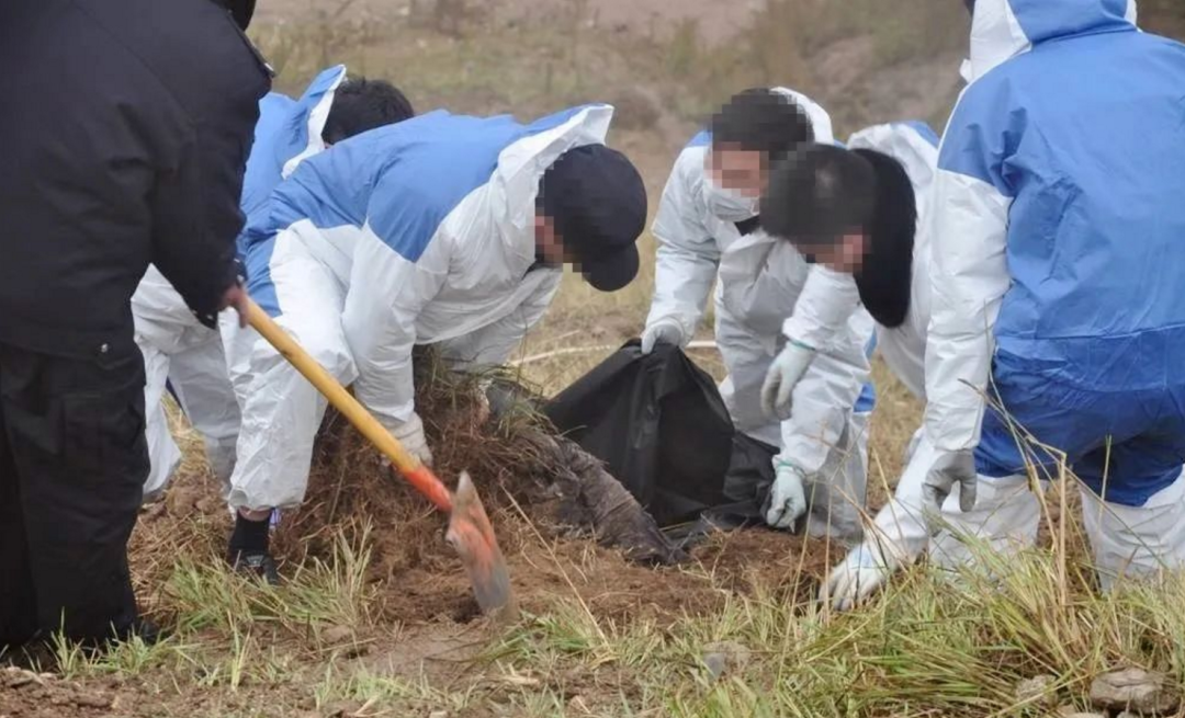富商被埋尸国道旁，18年后挖出惊天大案