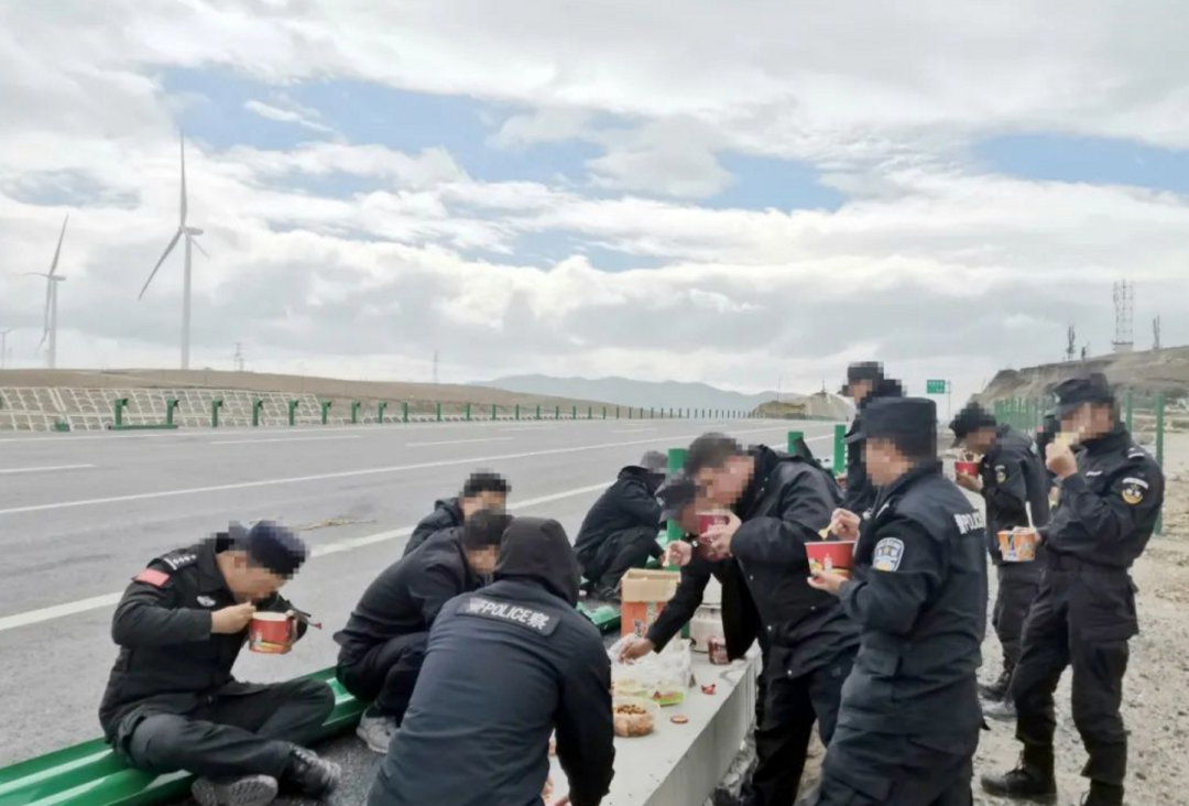 富商被埋尸国道旁，18年后挖出惊天大案