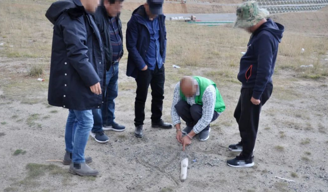 富商被埋尸国道旁，18年后挖出惊天大案