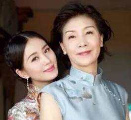 李嘉欣妈妈气质好,李小璐妈妈颜值高...气质星妈,美人在骨不在皮