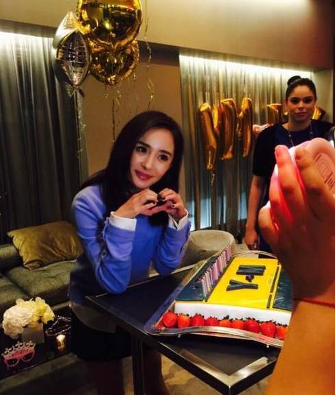 Baby被曝怀孕超3月,穿平底鞋要人扶,每月上海会老公,黄晓明当爸只差公布?-怀孕期