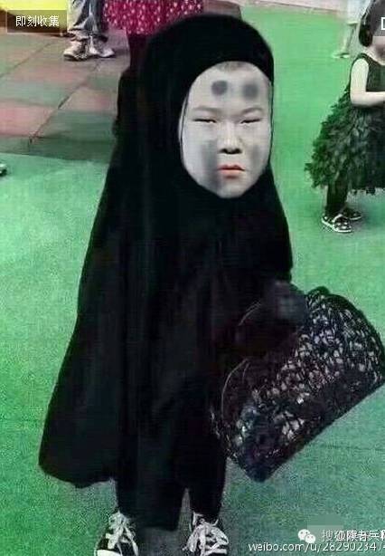 前阵子万圣节时候cos无脸男的那个小女孩也没有被网友放过
