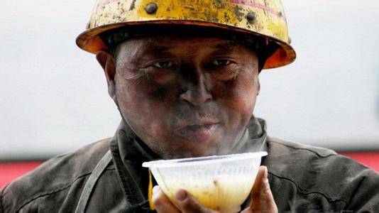 一位46岁农民工买黑茶，说了一句话震惊所有人！